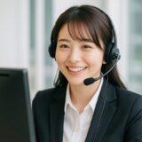 ap000016 | コールセンターで対応する爽やかな日本人女性オペレーター【フリー素材】