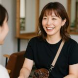 笑顔の女性 フリー素材：爽やかに接客をする30代日本人美容師【ap000054】