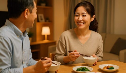 女性 笑顔 フリー素材 | 夕飯を楽しむ40代日本人夫婦の団らん風景【ap000064】