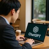 カフェでChatGPTを操作する日本人男性の後ろ姿【ap000071】