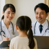 看護師 フリー素材 | 若手看護師と医師による小児科の問診対応【ap000077】