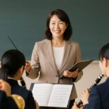 先生・教師 フリー素材 | 高校の吹奏楽部で指導する40代日本人女性教師【ap000084】
