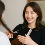 髪型の要望を聞きながら笑顔でのヘアカットシーン